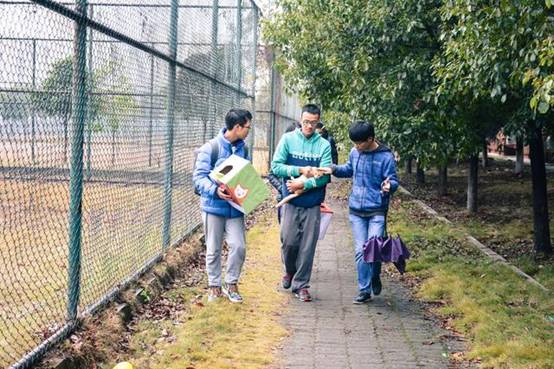 雷竞技在线进入
学生用快递盒打造“别墅”