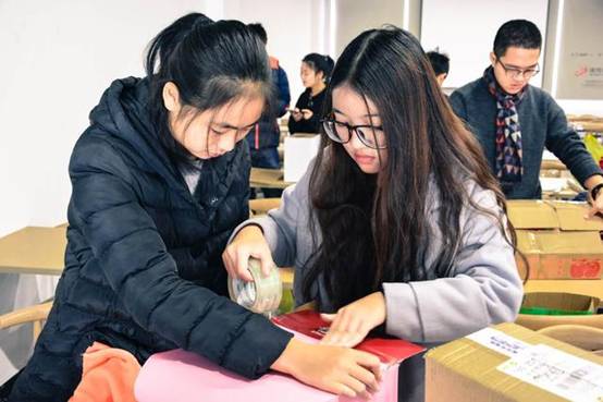 雷竞技在线进入
学生用快递盒打造“别墅”